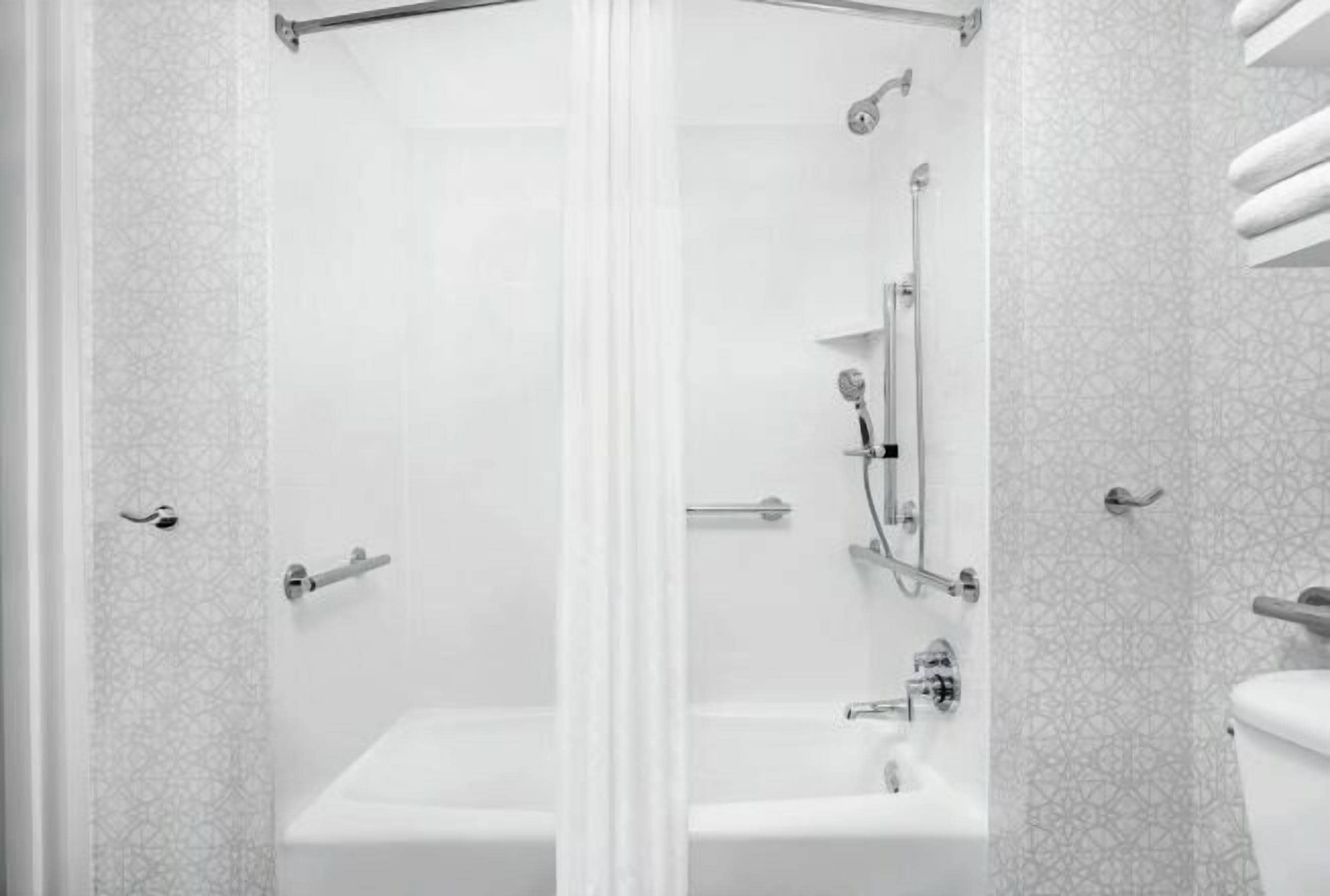 Bathroom | Hydromassage showerhead, free toiletries, hair dryer, towels
