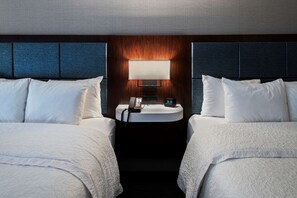 Hypo-allergenic bedding, desk, laptop workspace, blackout drapes - Hampton Inn & Suites Chicago/Lincolnshire (Lincolnshire)