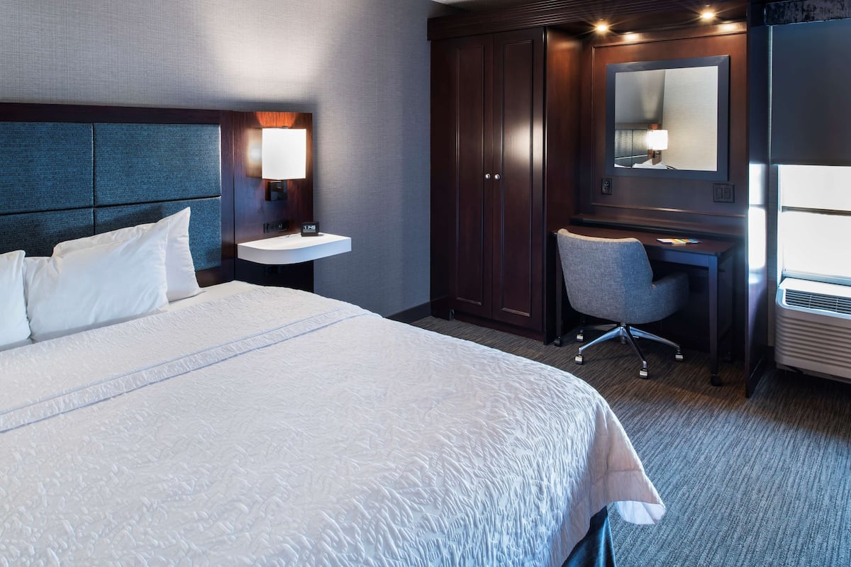 Chambre, 1 trÚs grand lit, accessible aux personnes à mobilité réduite (Hearing)