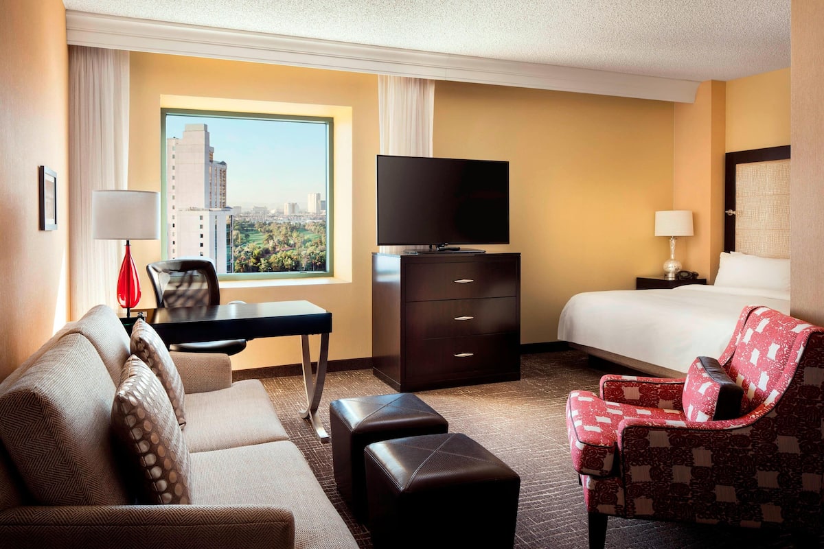 Pillowtop beds, in-room safe, desk, laptop workspace