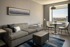 スイート キングベッド 1 台ソファーベッド付き | ピロートップベッド、セーフティボックス (室内)、デスク、ノートパソコン用作業スペース