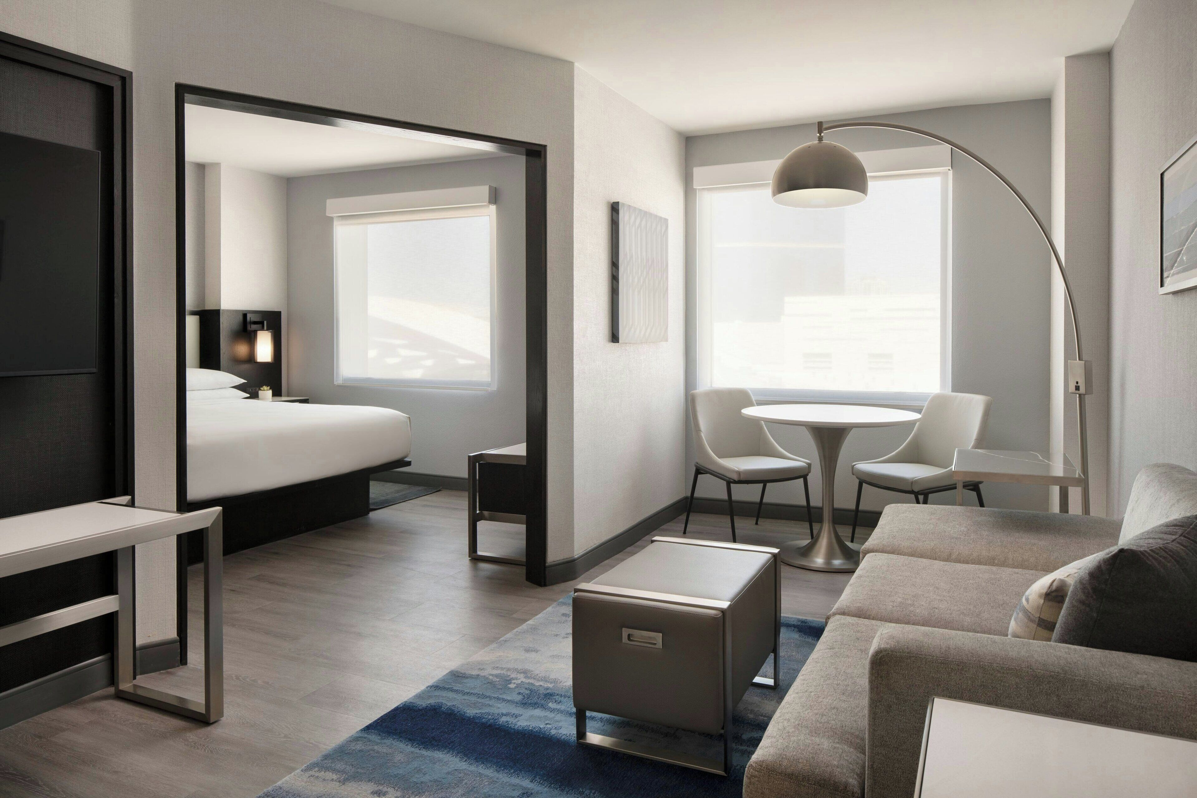 Suite, 1 très grand lit et 1 canapé-lit | Lit avec matelas à plateau-coussin, coffre-fort, bureau