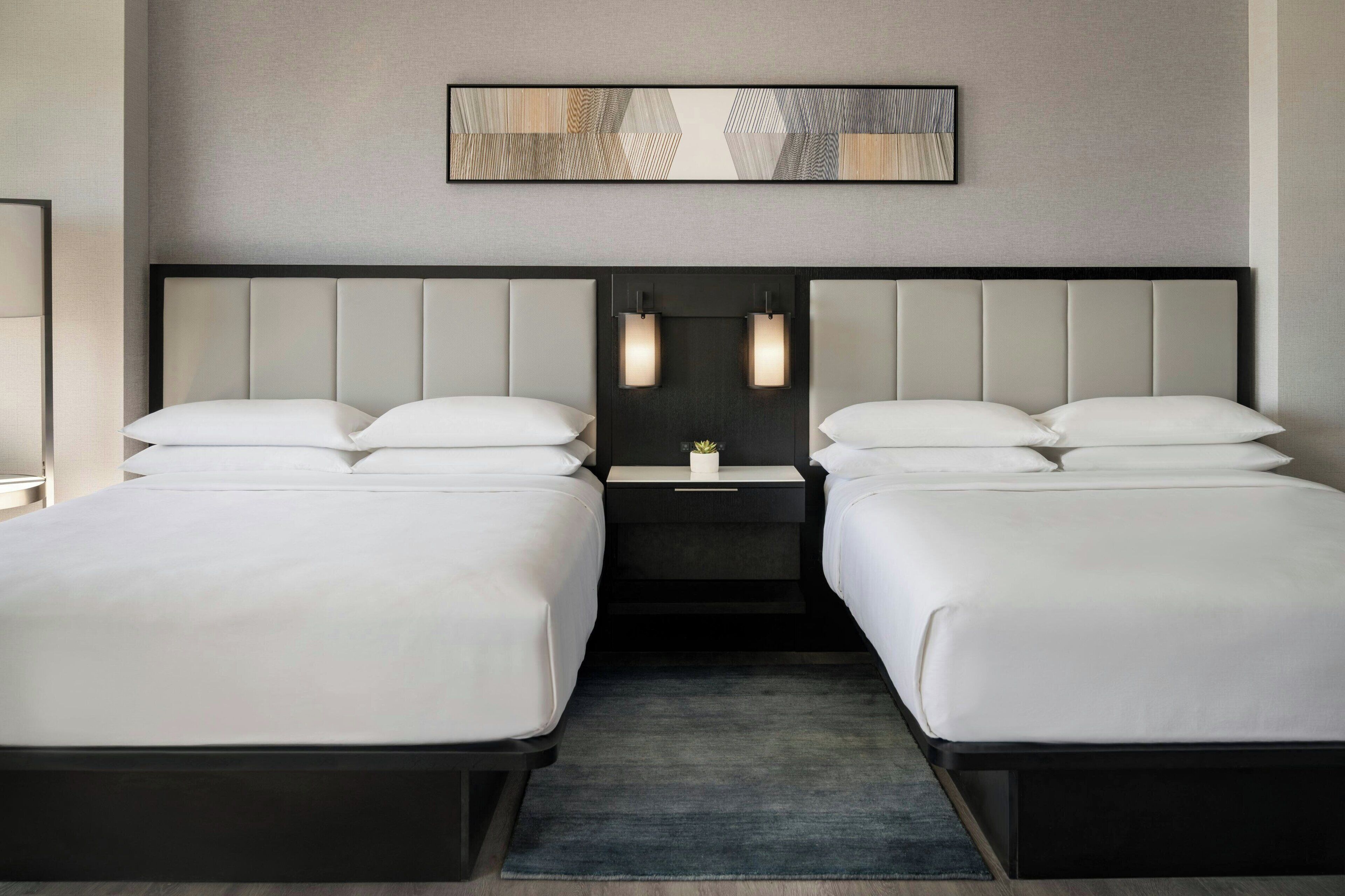 Lit avec matelas à plateau-coussin, coffre-fort, bureau