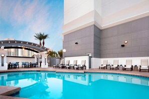 Una piscina al aire libre (de 07:00 a 23:00), tumbonas