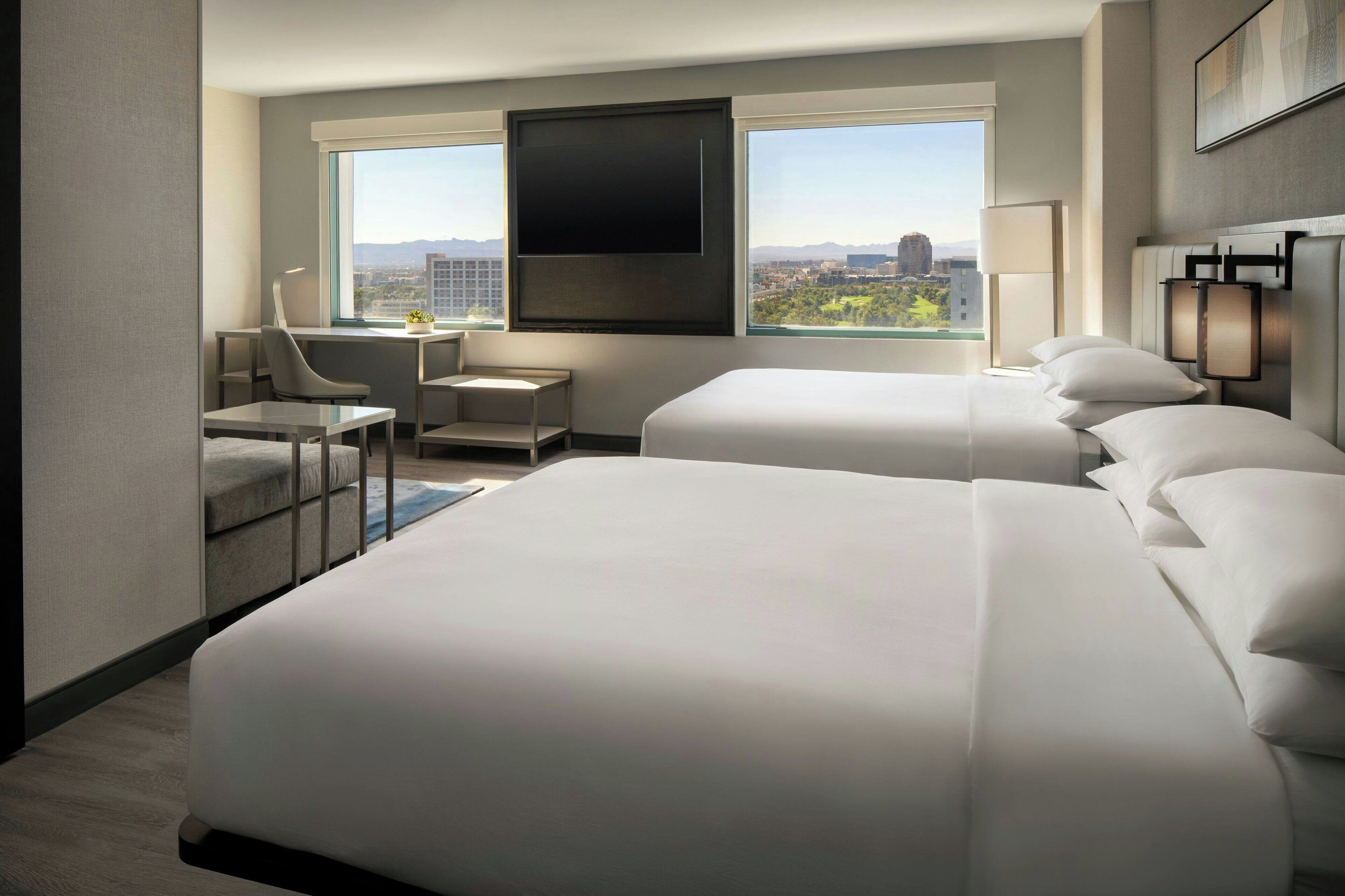 Suite, 2 Tempat Tidur Queen | Bantalan ekstra lembut, brankas, dan meja kerja