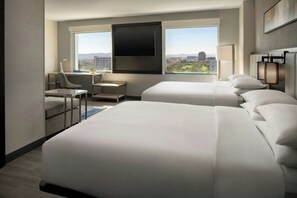 Süit, 2 Büyük (Queen) Boy Yatak | Yastık yüzeyli yatak, odada kasa, masa 