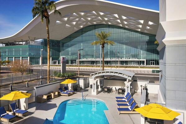 Piscine extérieure, accès possible de 7 h à 23 h, chaises longues