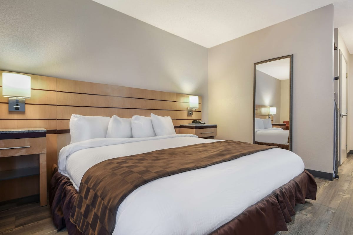 Espacio para trabajar con laptop y cortinas blackout