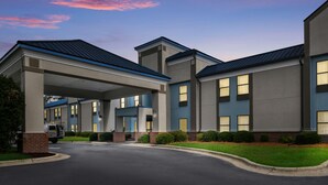 Unclassified image, 2 of 28, button - SureStay Plus Hotel by Best Western Tarboro (Tarboro)