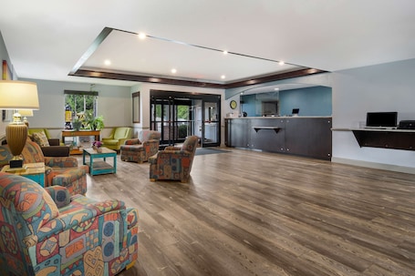 Saguão. SureStay Plus Hotel by Best Western Tarboro