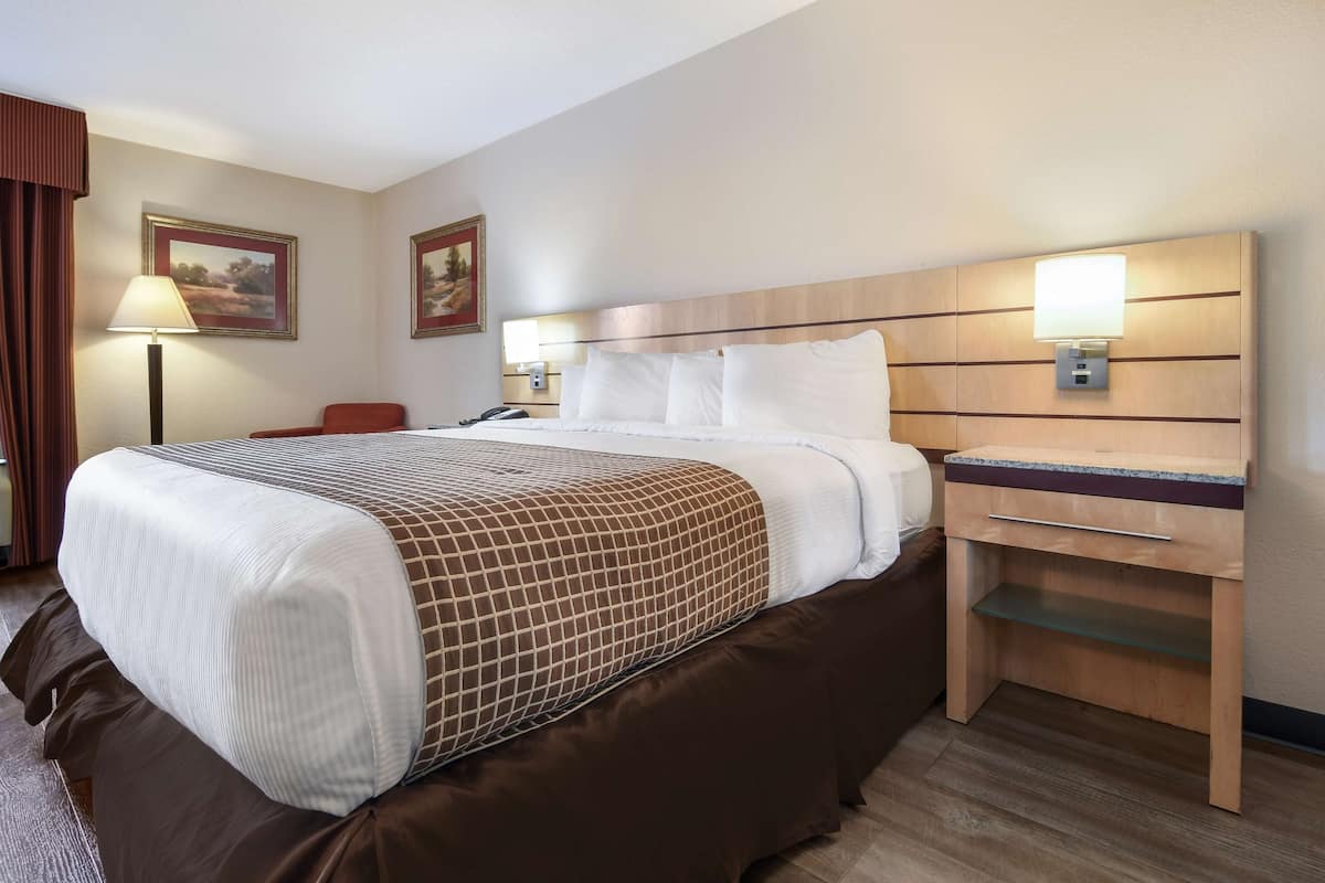 Espacio para trabajar con laptop y cortinas blackout
