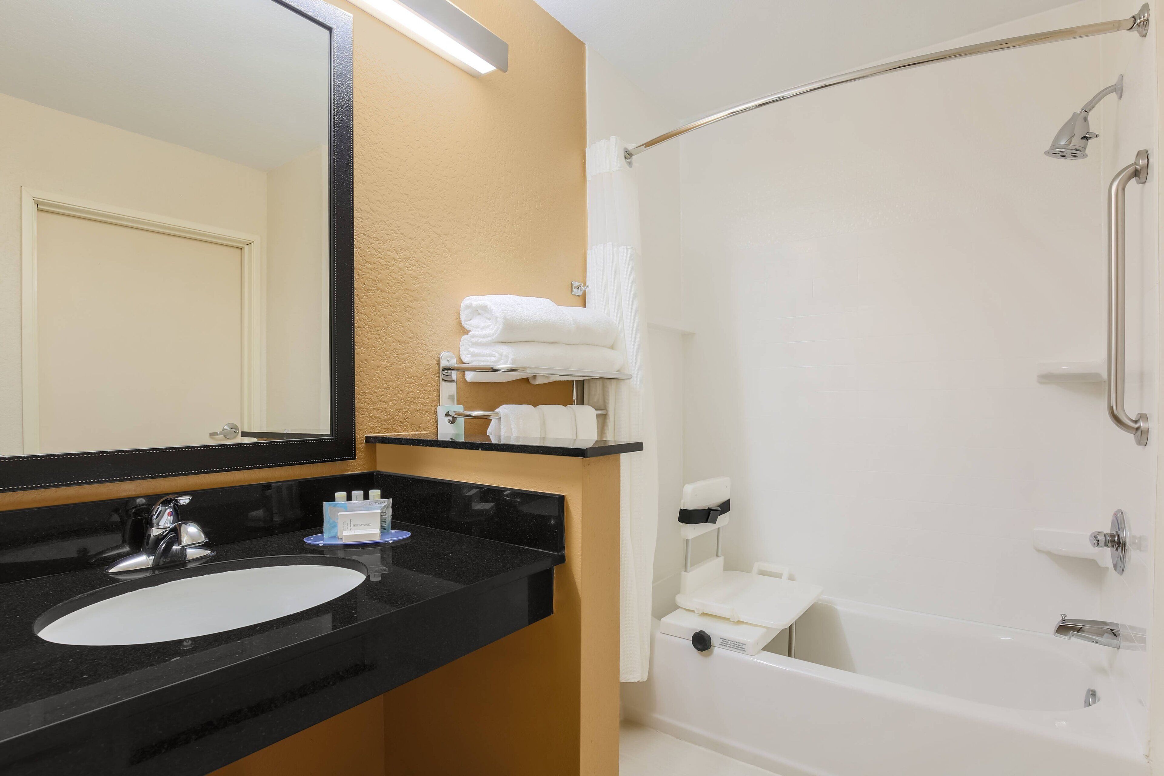 room, 1 king bed (mobility accessible, tub) | bathroom | combined shower/bathtub, free toiletries, hair dryer, towels