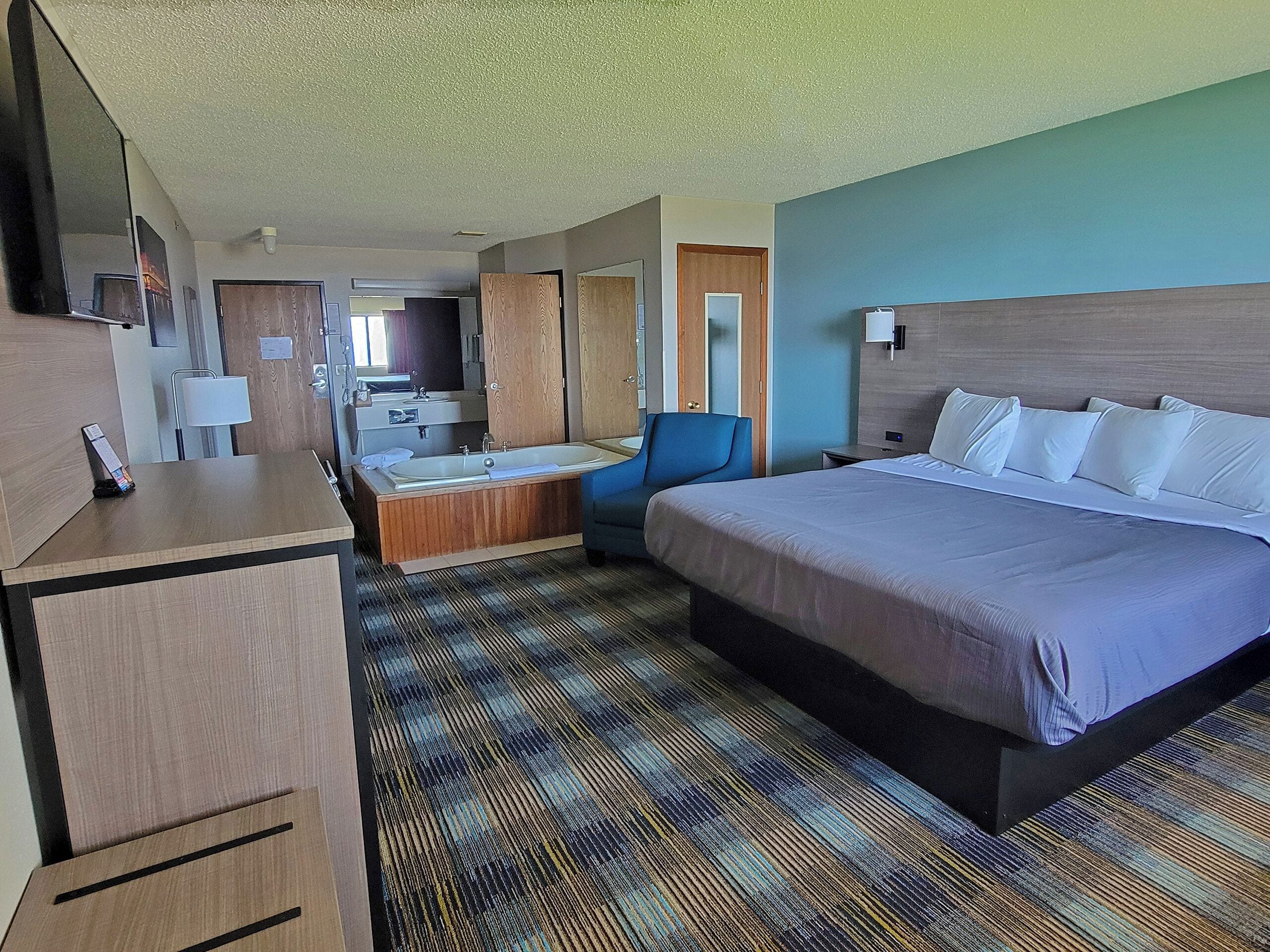 Quarto standard, 1 cama King, banheira de imersão, vista para o lago | Ferros/tábuas de passar roupa, Wi-Fi de cortesia, roupa de cama