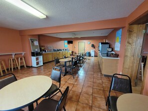 Breakfast area - AmericInn by Wyndham Saint Ignace Lakefront (St Ignace)
