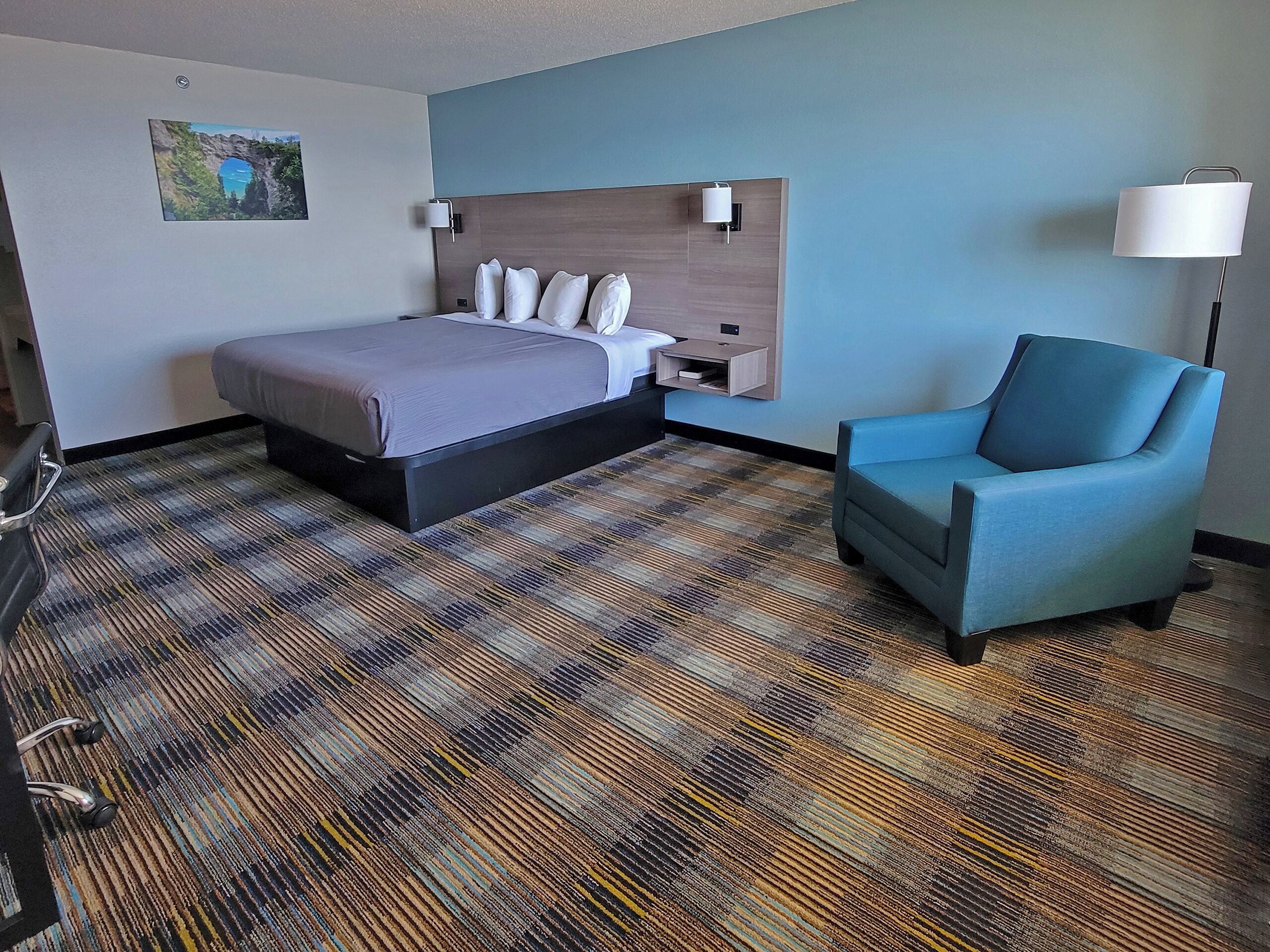 standard room, 1 king bed, balcony, lake view | iron/ironing board, free wifi, bed sheets, wheelchair access