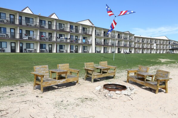 BBQ/picnic Area - AmericInn by Wyndham Saint Ignace Lakefront (St Ignace)