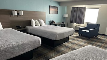 Quarto, várias camas, para não fumantes, vista para o lago | Ferros/tábuas de passar roupa, Wi-Fi de cortesia, roupa de cama
