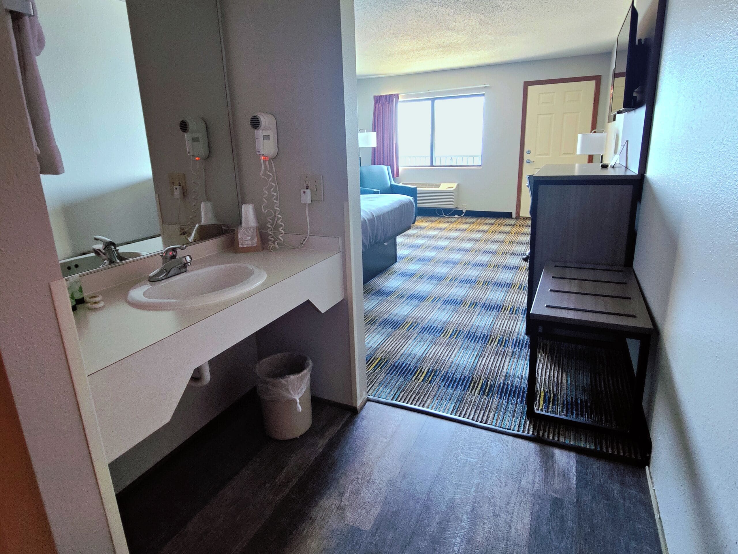 standard room, 1 king bed, balcony, lake view | iron/ironing board, free wifi, bed sheets, wheelchair access