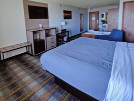 Tabla de planchar con plancha, wifi gratis y ropa de cama 