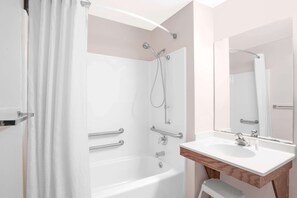 Ducha y bañera combinadas y artículos de higiene personal gratuitos