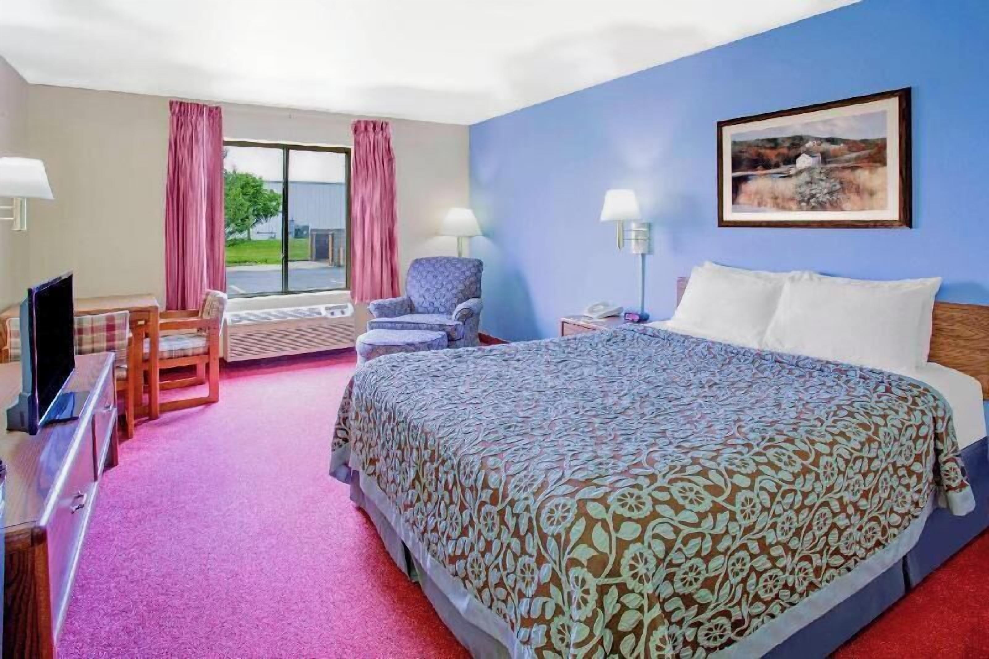 مكتب ومكواة/لوح كي وأسرّة أطفال/رضّع (مجانًا) وأسرّة قابلة للطي