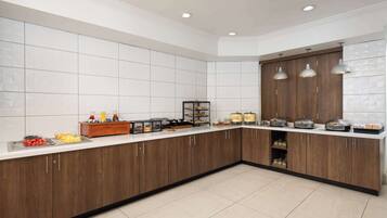 每日供應全套早餐 (每人 USD11.95)