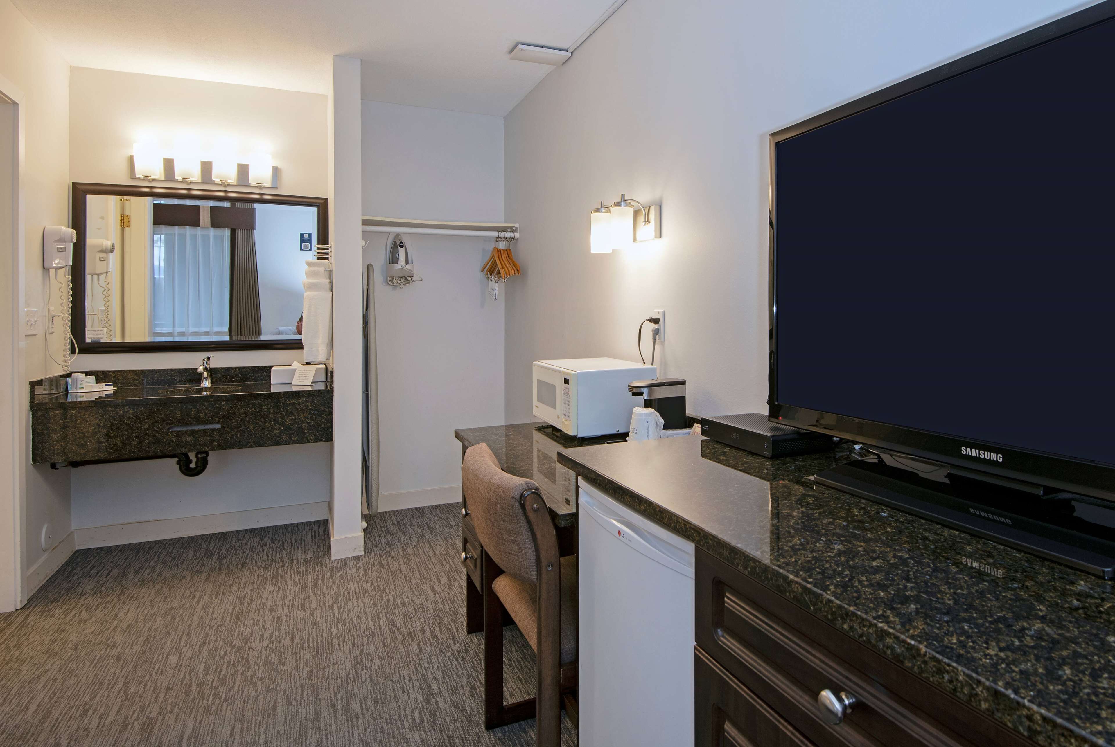 Room, 1 Queen Bed, Non Smoking, Refrigerator & Microwave | Pillow-top beds, individually furnished, desk, soundproofing
