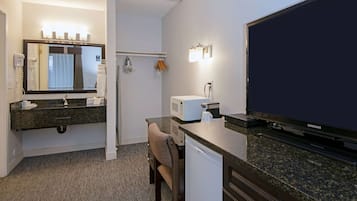 Room, 1 Queen Bed, Non Smoking, Refrigerator & Microwave | Pillow-top beds, individually furnished, desk, soundproofing