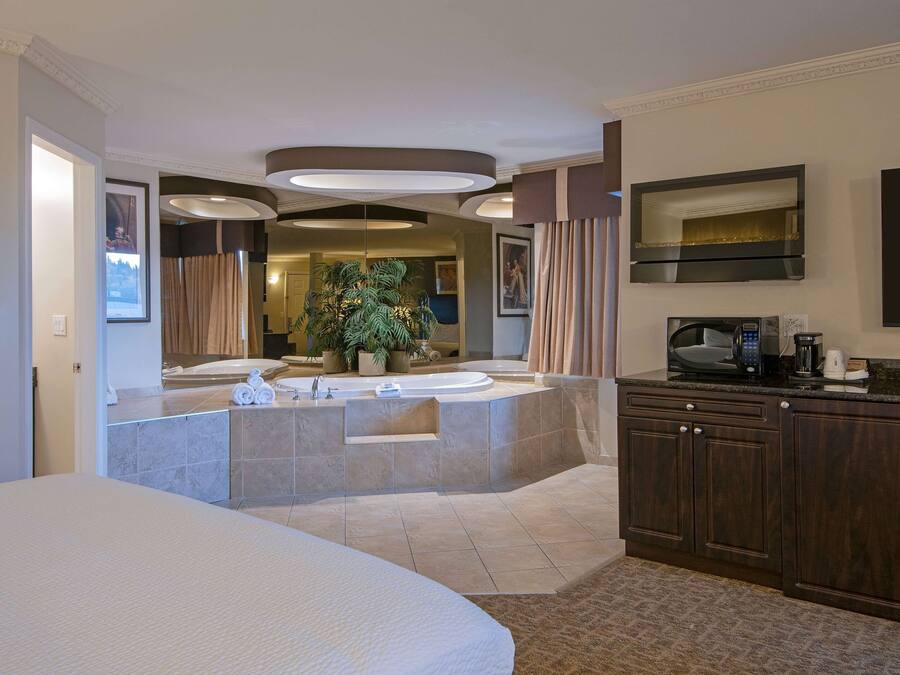 Suíte, 1 cama King, para não fumantes, banheira de hidromassagem | Camas com colchões pillow-top, individualmente mobiliados, escrivaninha