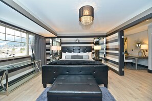 Suite, 1 kingsize-seng, ikke-røyk, balkong (Separate Living Room;with Sofabed) | Safe på rommet, strykejern/-brett, barnesenger og wi-fi (inkludert)