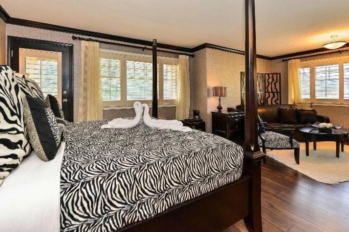 Caja de seguridad en la habitación y tabla de planchar con plancha