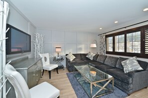 Suite, 1 King Bed, Non Smoking, Balcony (Separate Living Room;with Sofabed) | In-room safe, iron/ironing board, cribs/infant beds, free WiFi - Prestige Lakeside Resort, WorldHotels Elite (Nelson)