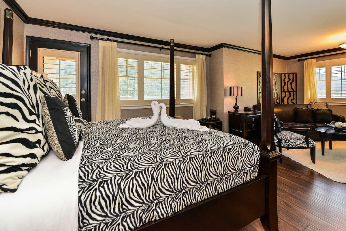 Suite, 1 King Bed, Non Smoking, Balcony