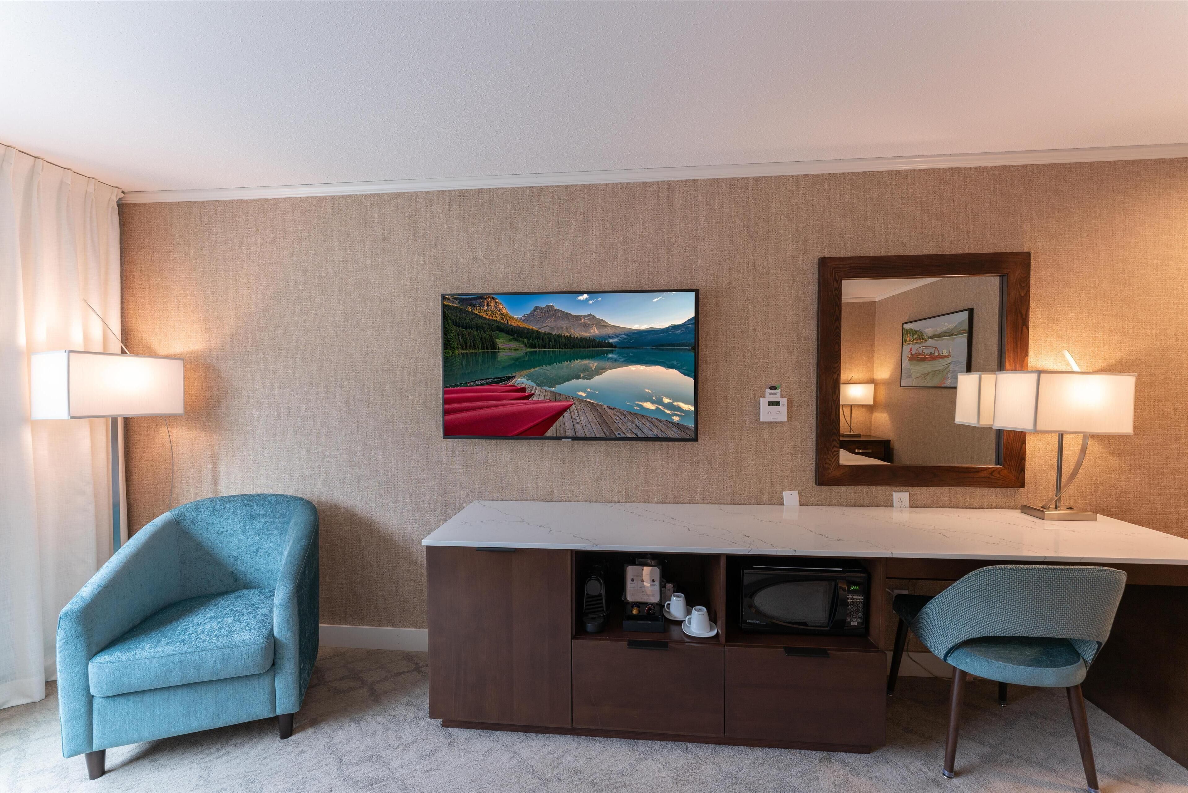 standard room, 1 king bed, non smoking (with sofabed) | 1 bedroom, in-room safe, iron/ironing board, cots/infant beds