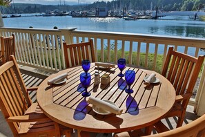 Breakfast, lunch, dinner served; American cuisine, sea views 