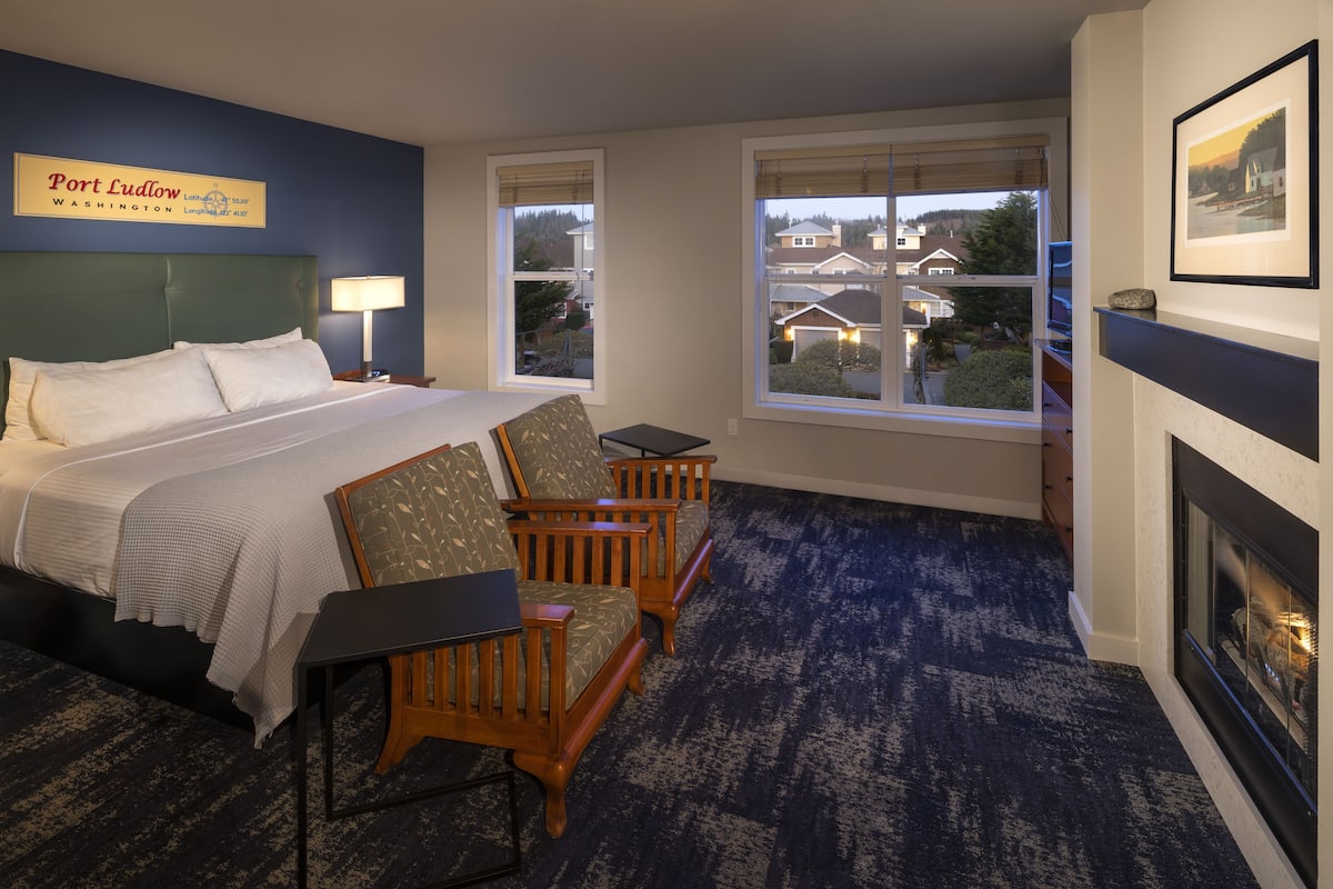Standard Room, 1 King Bed (Non View) | 1 bedroom, premium bedding, desk, iron/ironing board