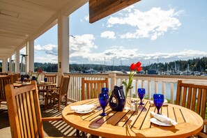 Déjeuner et dîner servis sur place, cuisine américaine, vue sur la mer 