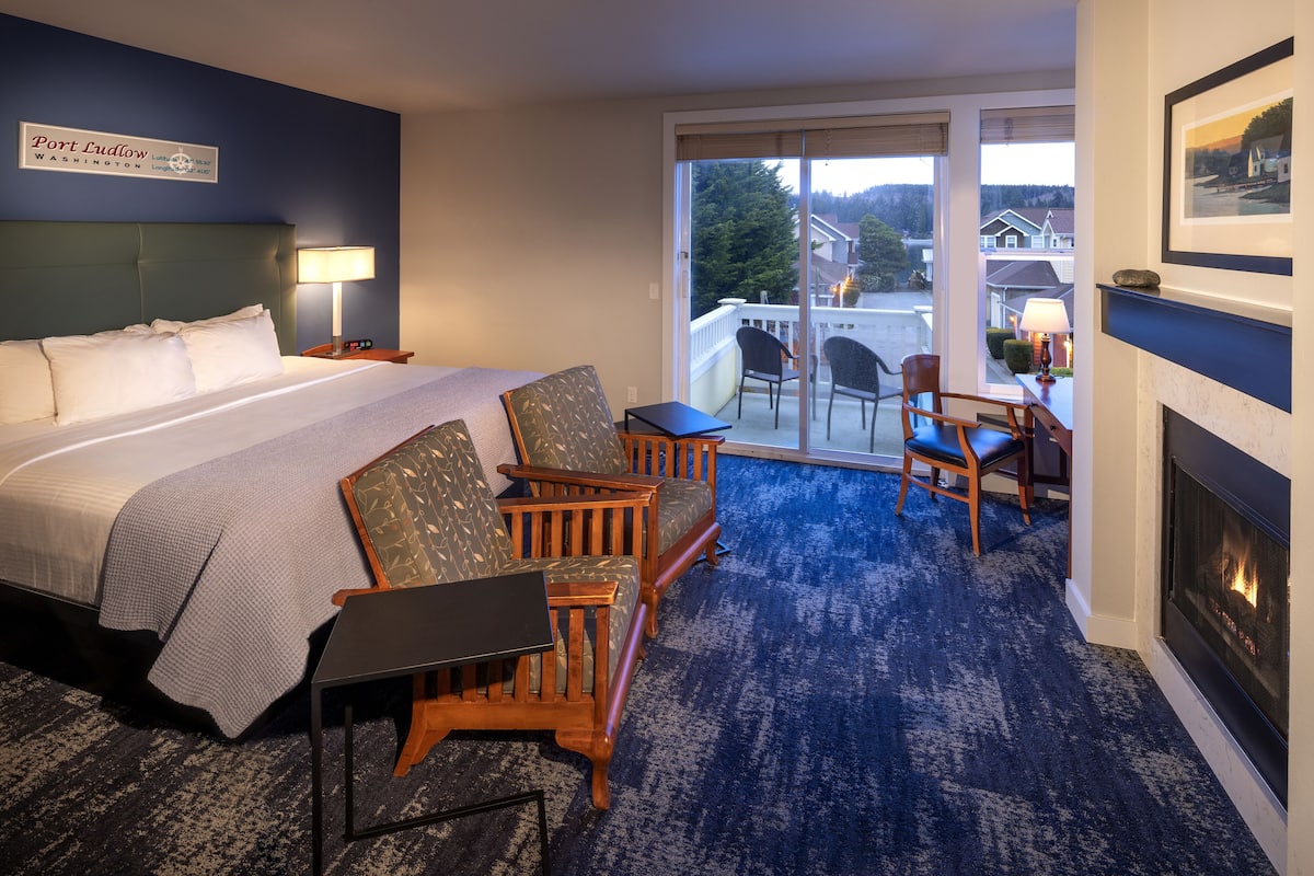 Standard Room, 1 King Bed, Balcony (Non View) | 1 bedroom, premium bedding, desk, iron/ironing board