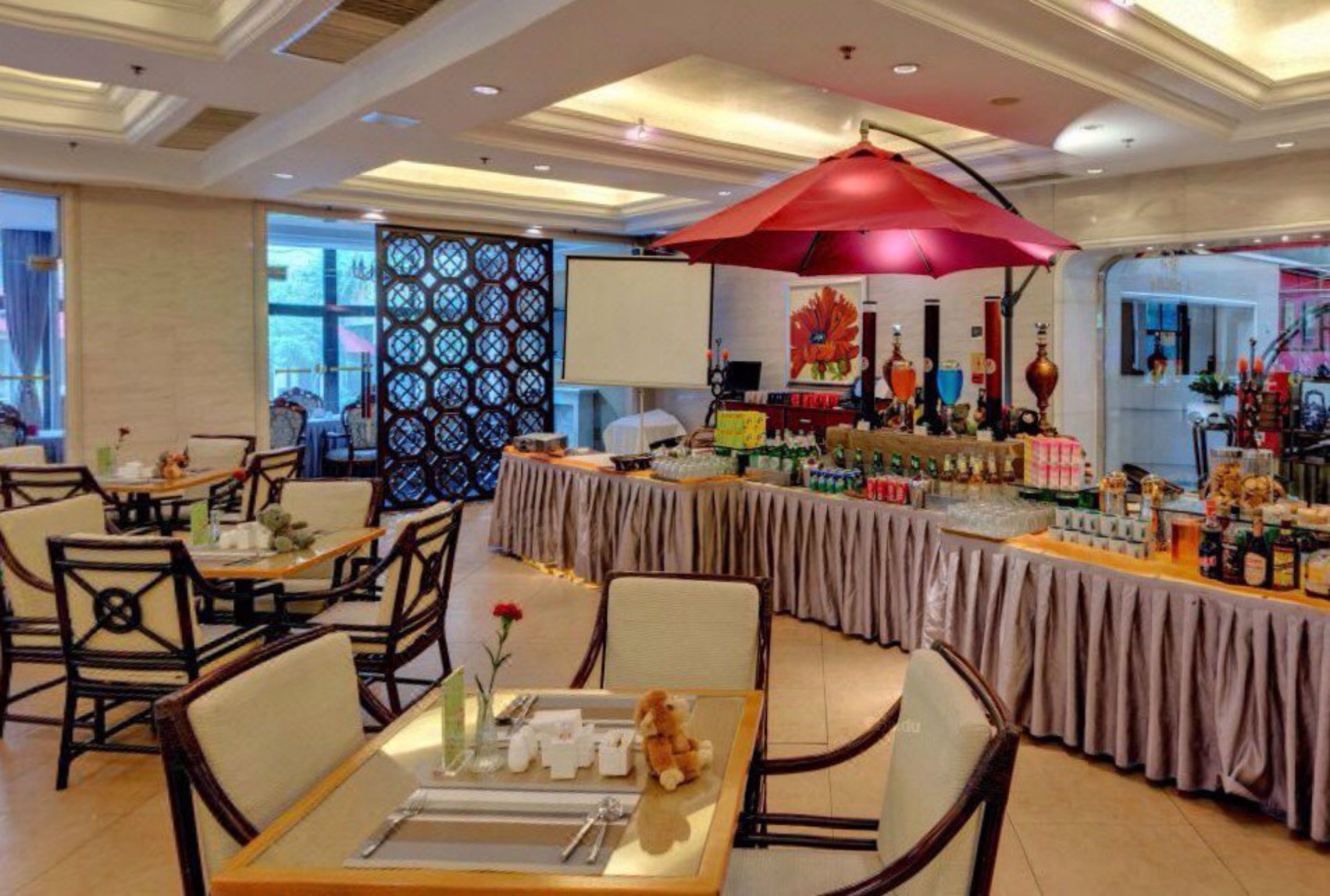 3 restaurants, breakfast served