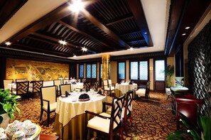 3 restaurants, serveren ontbijt