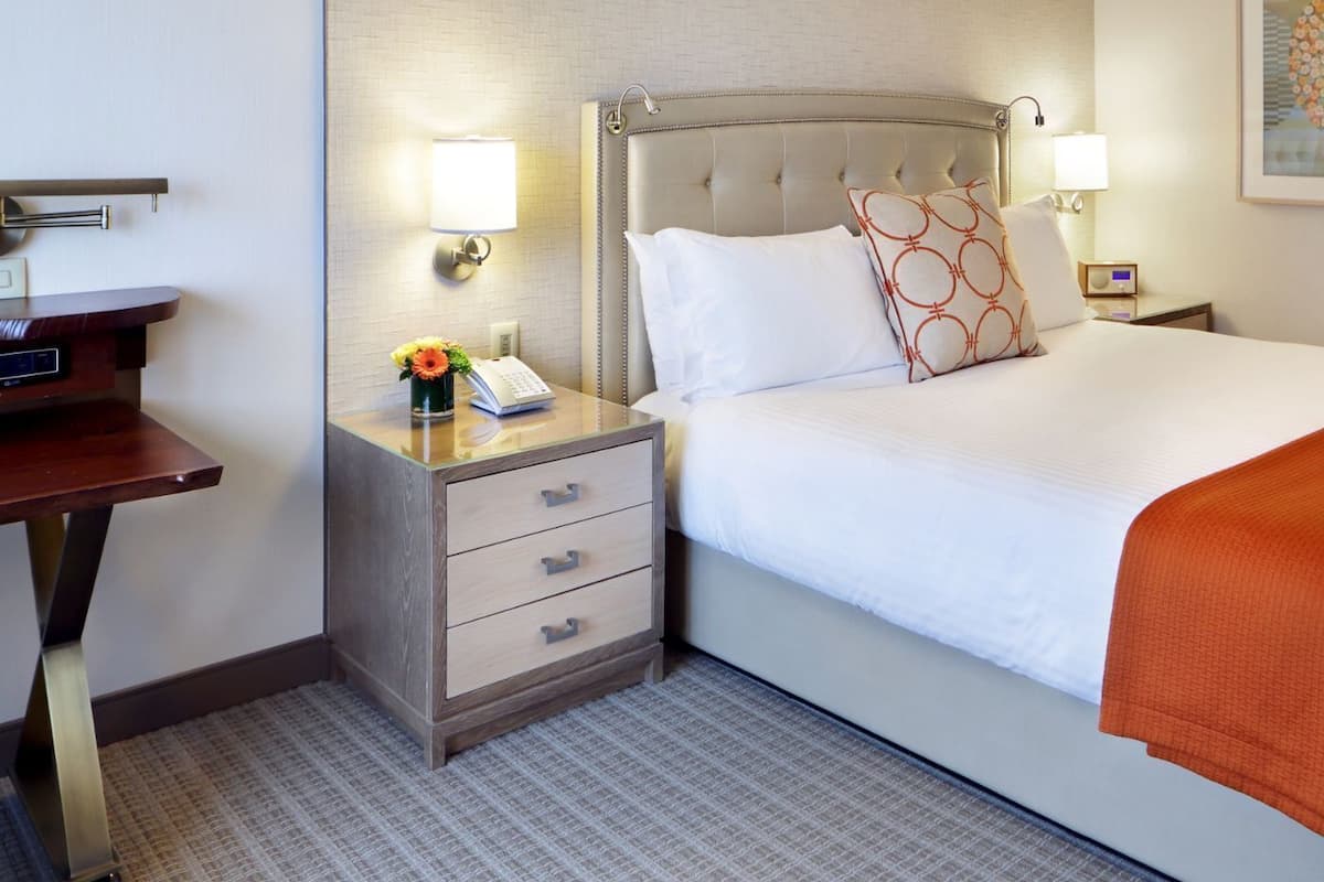 Deluxe Room, 1 King Bed | Hypo-allergenic bedding, pillowtop beds, in-room safe, desk