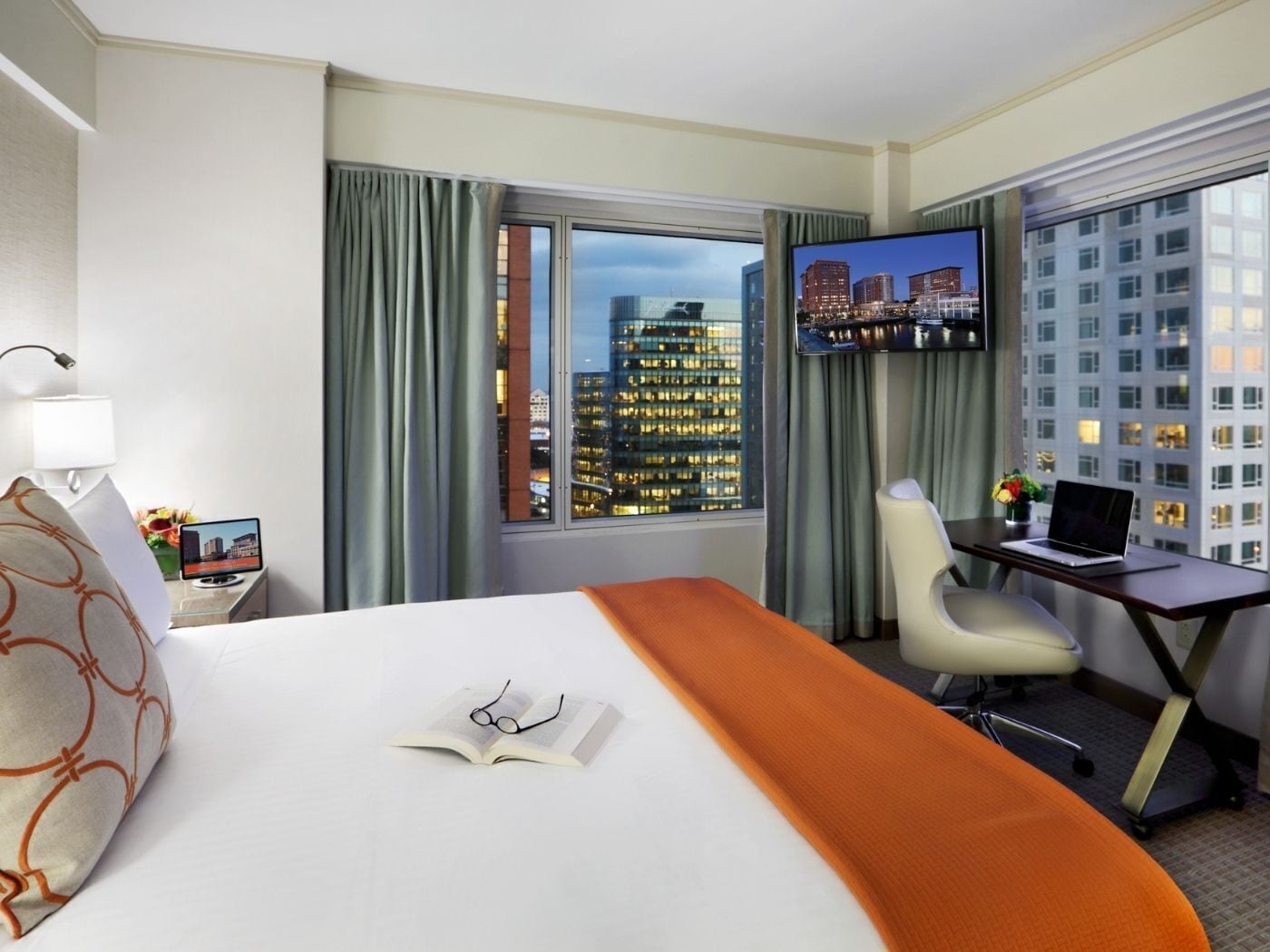 Suite (King Bed) | Hypo-allergenic bedding, pillowtop beds, in-room safe, desk