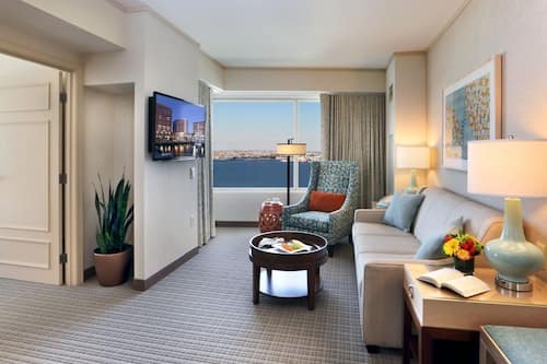 Suite, 1 King-Bett, Hafenblick | Wohnbereich | Flachbildfernseher