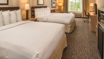 Ylelliset vuodevaatteet, tallelokero huoneessa, työpöytä