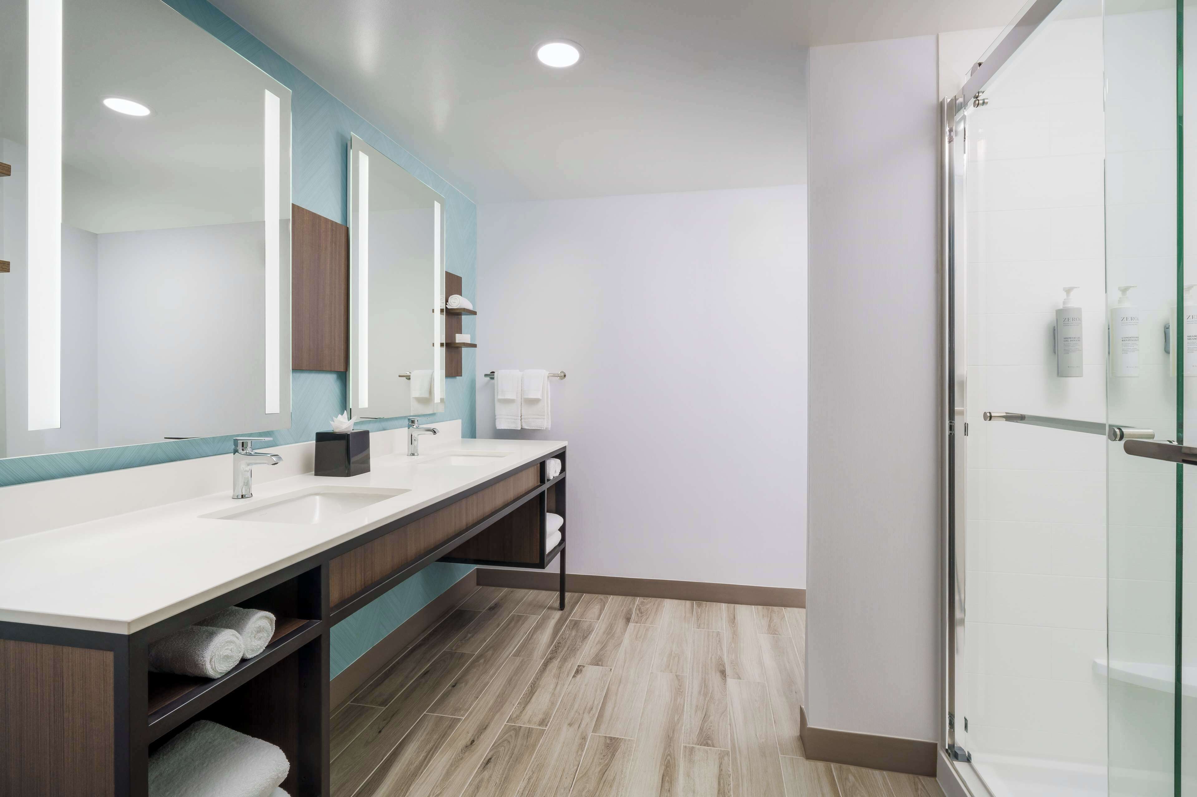 one king bed executive | bathroom | combined shower/bathtub, free toiletries, hair dryer, towels