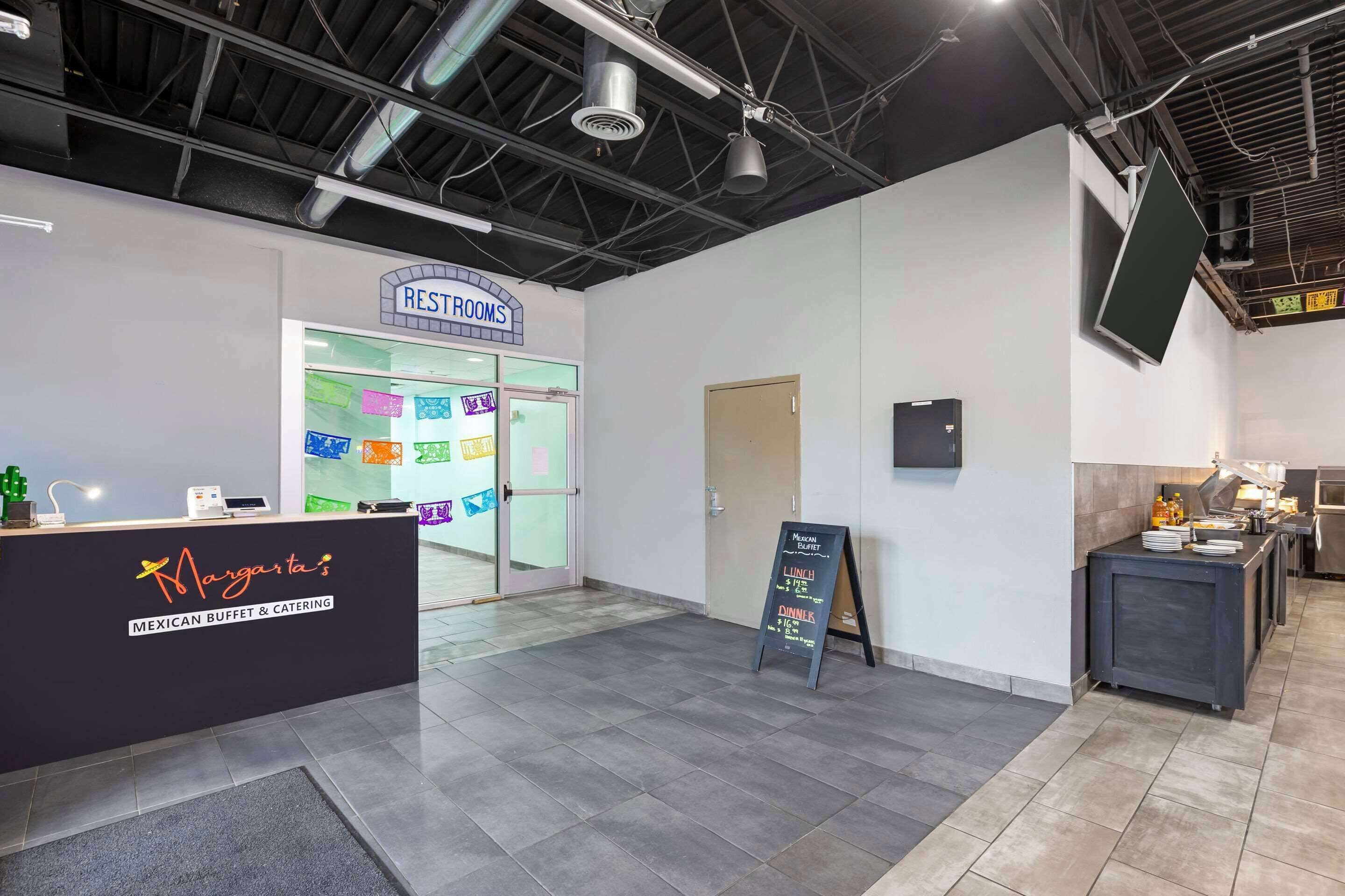 lunch and dinner served, barbecue