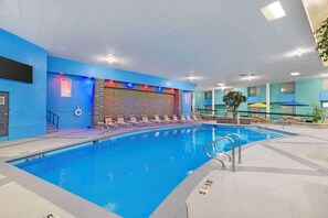 Piscina coberta (horari: 09:00-21:00), para-sols i gandules 
