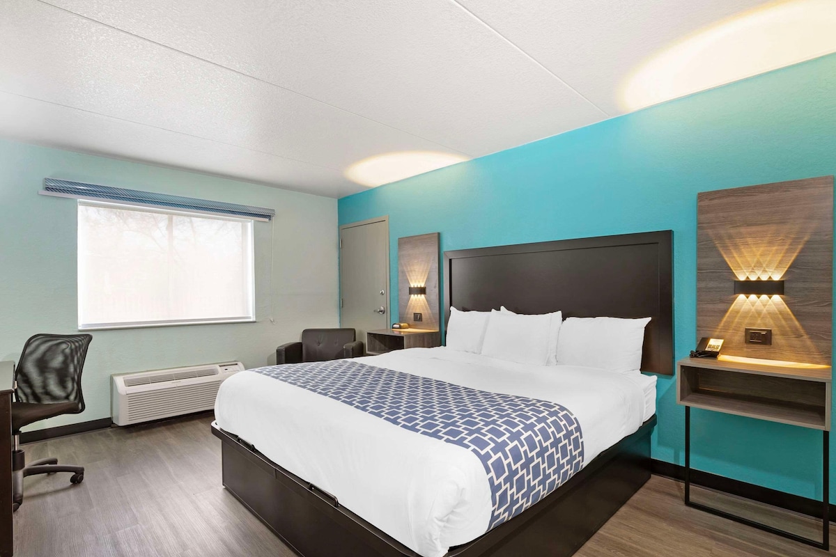 1 King Bed Nonsmoking Accessible
