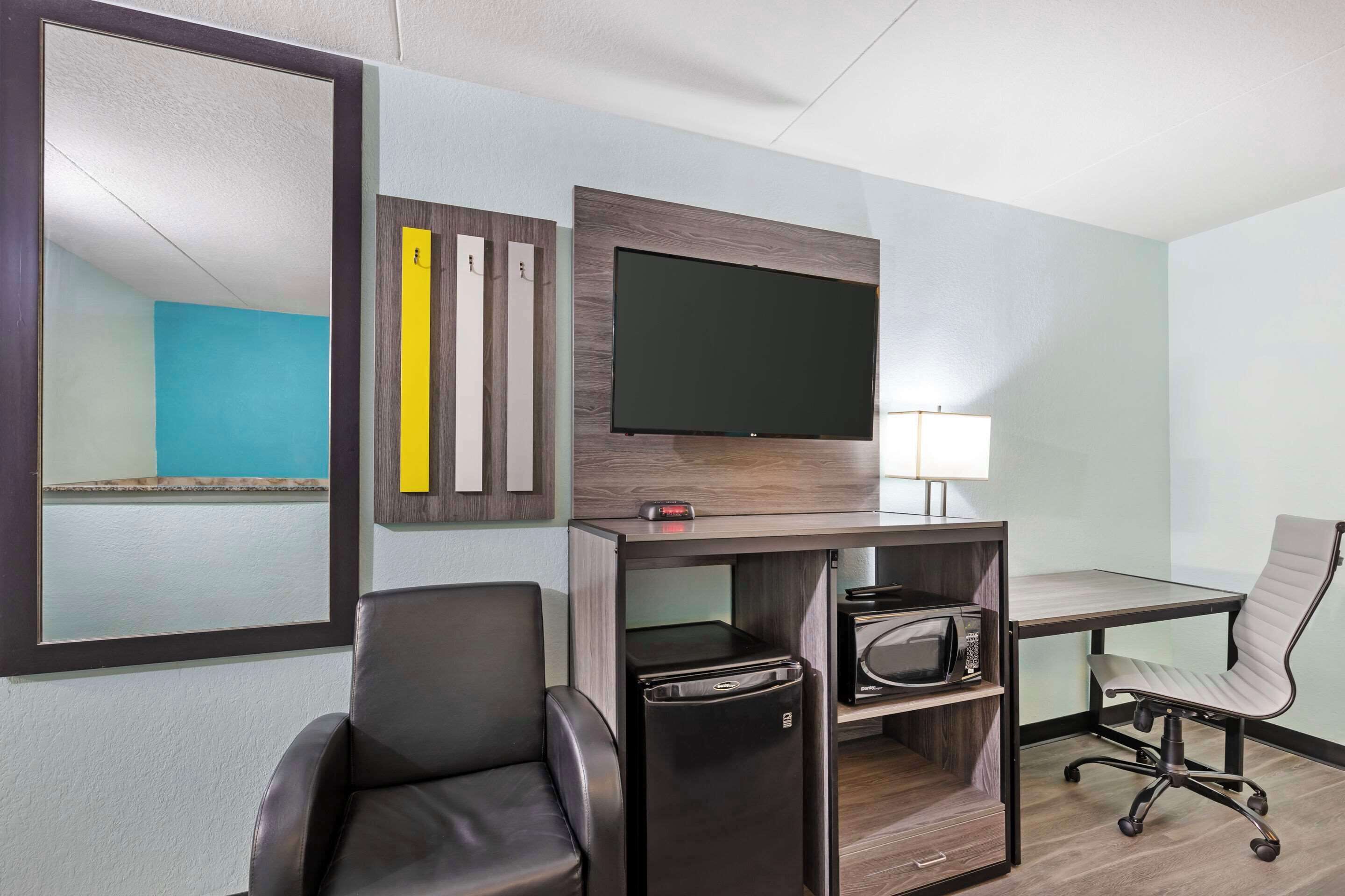 suite, 1 king bed, non smoking | in-room safe, desk, soundproofing, iron/ironing board