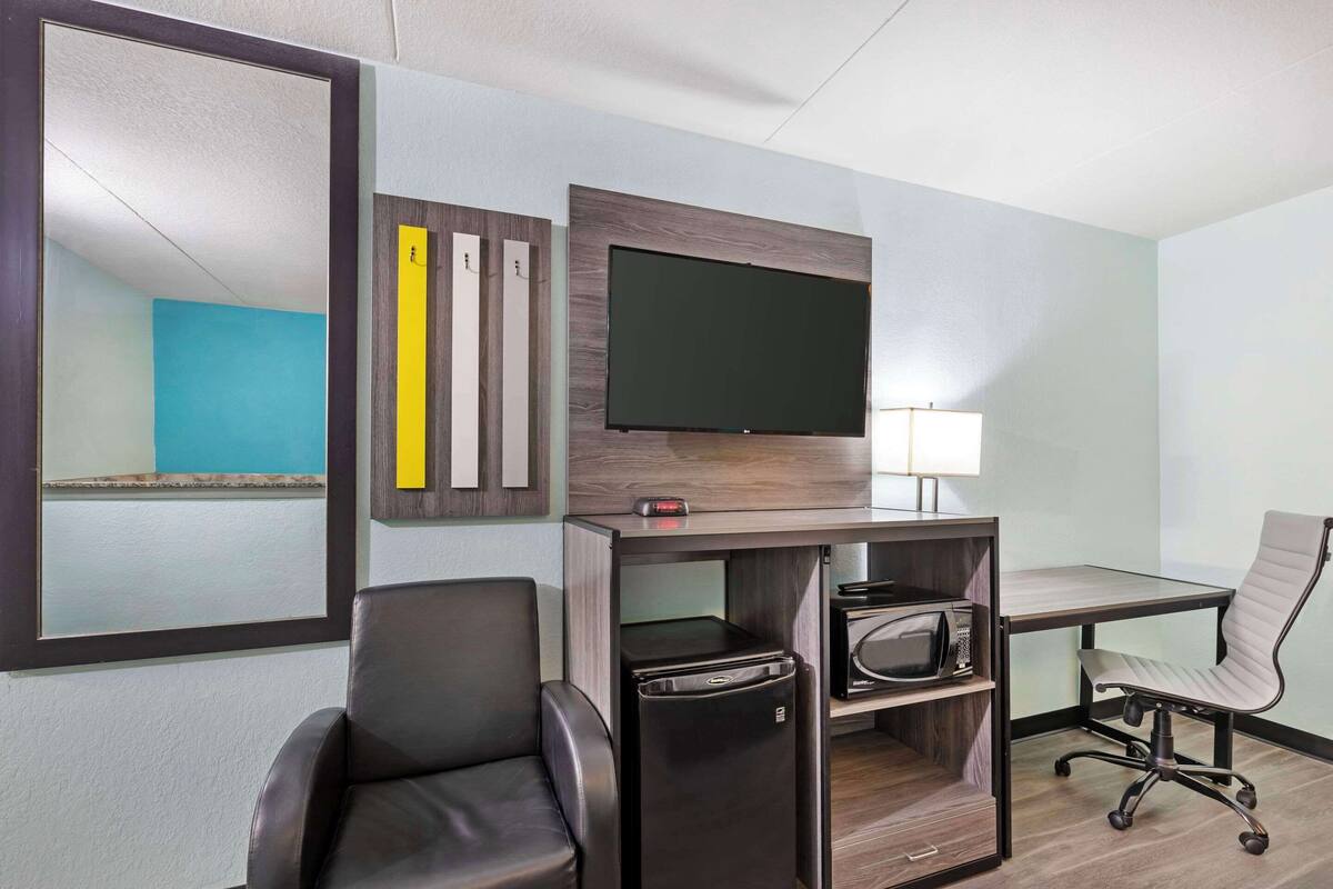 suite, 1 king bed, non smoking | in-room safe, desk, soundproofing, iron/ironing board